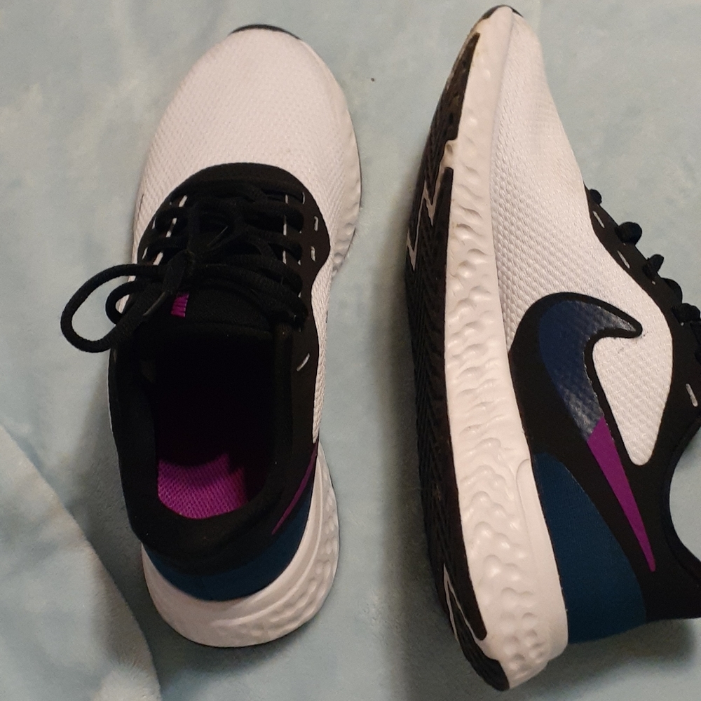 Nike tennis shoes